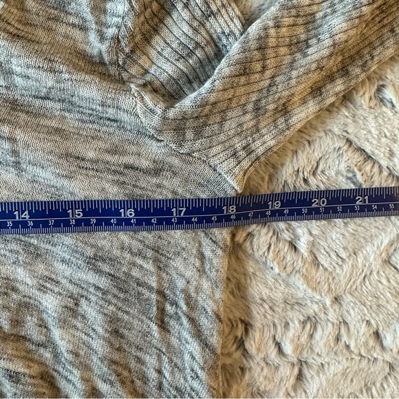 Abercrombie Gray Sweater size XS - Picture 5 of 8